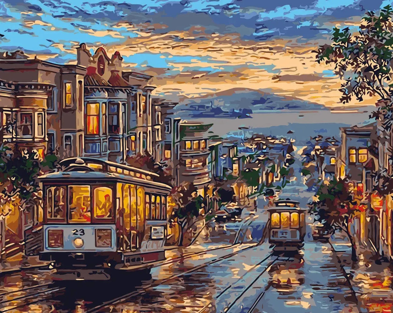 Kaupungin katunäkymä, jossa valaistu raitiovaunu ajaa alas märkiä katuja, taustalla taloja ja auringonlaskun sävyttämä taivas.