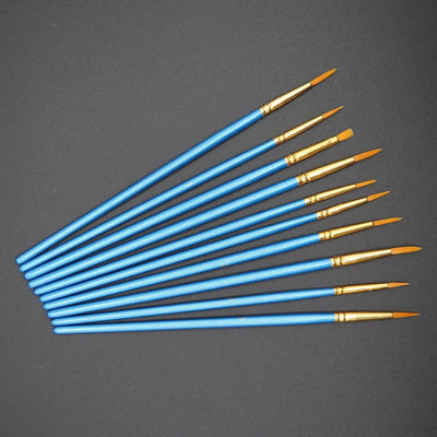 10 pieces of brushes of different sizes arranged against a black background