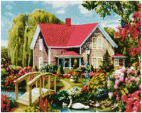 Thumbnail for Timanttimaalaus mallikuva – idyllinen mökki kirkkaanpunaisella katolla, ympärillä rehevät kukkapensaat, pieni puusilta ja rauhallinen lampi.