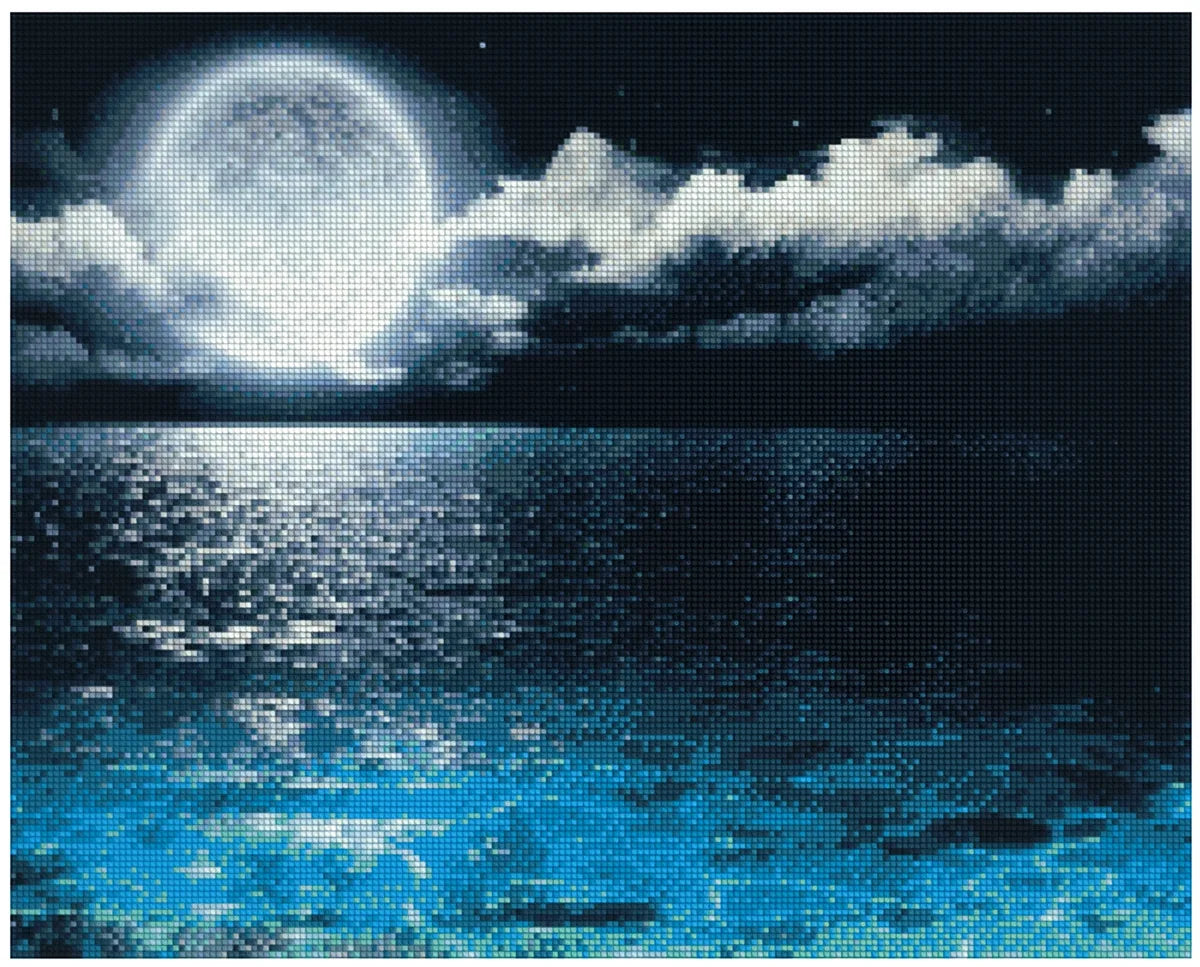 Timanttimaalaus mallikuva – suuri täysikuu pilvien lomassa, sen heijastus aaltoilevalla merellä ja sinertävä öinen tunnelma.