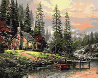 Thumbnail for Metsämökki järven rannalla iltavalossa, ympärillä korkeita puita ja kukkia, numeromaalaus.