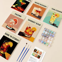Thumbnail for Classic Cocktails -numeromaalaussetti, jossa kuusi 20x15 cm drinkkiteemaista maalausta nimillä, maalipurkit, pensselit ja ohjeet pöydälle aseteltuna.