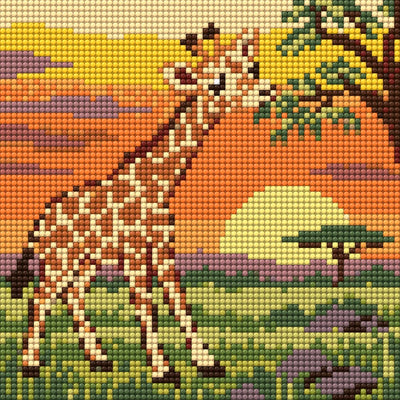 Giraff i pixelstil som sträcker sig mot ett träd i solnedgången