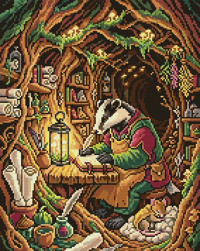 Diamond painting-motiv med en grävling vid ett skrivbord i en trädhåla med böcker och lykta