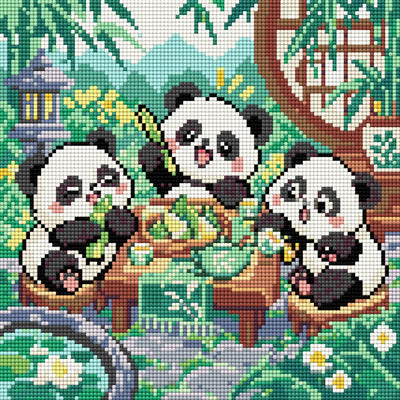 Pandaungar vid ett lågt träbord i en trädgård med bambu och en näckrosdamm