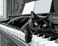 Miniatyrbild: Svart katt på pianots tangenter i en bild med grå, svarta och vita toner