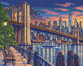 Miniatyrbild: Förhandsvisning: Brooklyn Bridge i skymning med en båt och gyllene speglingar i floden