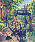 Miniatyrbild: Diamond painting-motiv med en blomsterprydd kanalbåt under en bro och en svartvit katt på kajen