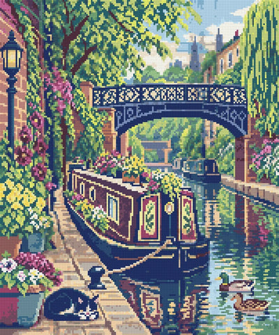 Diamond painting-motiv med en blomsterprydd kanalbåt under en bro och en svartvit katt på kajen