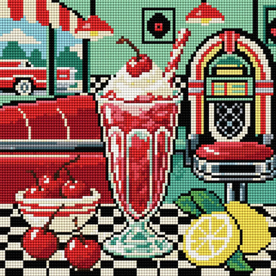Diamond painting-motiv med en körsbärsmilkshake i en restaurang med jukebox och rutigt golv