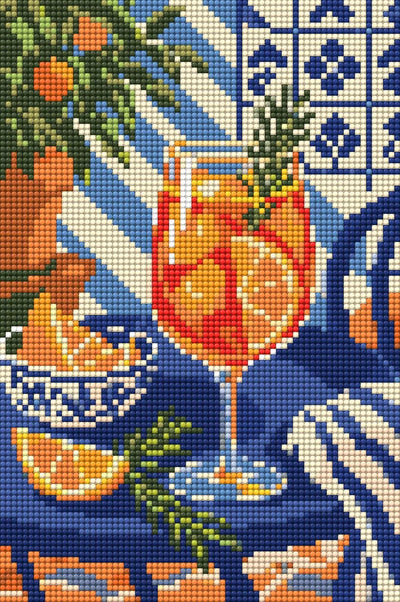 Diamond painting-motiv med en apelsindryck med fruktskivor framför blåvitt kakel