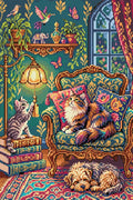 Miniatyrbild: Katter vid böcker och fåtölj samt en sovande hund i ett rum fullt av växter och prydnadssaker