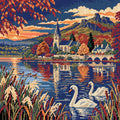 Miniatyrbild: Diamond painting-motiv med svanar på en höstsjö med speglade träd, vass och en kyrka bakom