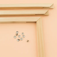 Thumbnail for Puinen 40x80 cm paint by numbers -kiilakehys ennen kokoamista. Neljä puupalaa ja metalliset kiinnitysnastat on aseteltu vaalealle taustalle, valmiina kehyksen kasausta varten.