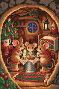 Miniatyrbild: Diamond painting-motiv med en musfamilj kring ett bord med stearinljus och julgran i en väggvrå