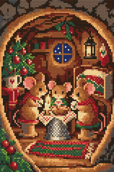 Diamond painting-motiv med en musfamilj kring ett bord med stearinljus och julgran i en väggvrå