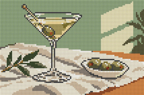 Diamond painting-motiv med ett cocktailglas på en ljus duk med oliver och en olivkvist
