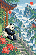 Miniatyrbild: En panda på stentrappor bland bambu och röda blommor med dimmiga berg bakom