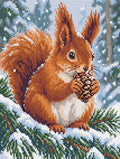 Miniatyrbild: En rödbrun ekorre med en kotte på en snötäckt tallgren