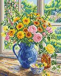 Miniatyrbild: Förhandsvisning: sommarblommor i en blå kanna med trädgård utanför fönstret