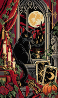 Miniatyrbild: Svart katt vid gotiskt fönster med fullmåne, tarotkort, ljus och röda gardiner