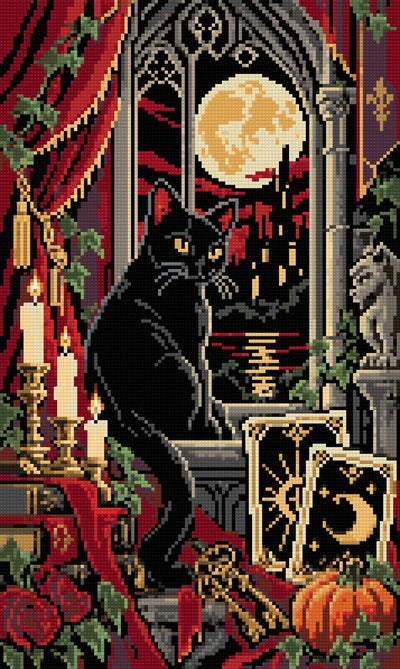 Svart katt vid gotiskt fönster med fullmåne, tarotkort, ljus och röda gardiner