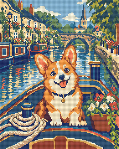 Corgi i kanalbåt framför gamla hus med fönsterblommor, stenbro och kyrktorn