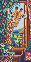 Miniatyrbild: Giraff som kikar in genom ett fönster i ett rum med växter och en blomsterkanna