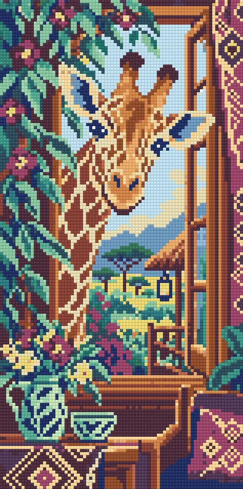 Giraff som kikar in genom ett fönster i ett rum med växter och en blomsterkanna