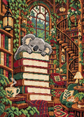 Miniatyrbild: Grå koala som sover på bokstaplar i ett bibliotek med spiraltrappa och hängande växter