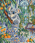 Miniatyrbild: Koala på trädstam bland blåvita kärl, orange frukter och växter i en vinterträdgård