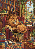 Miniatyrbild: Ett lejon i en röd fåtölj i ett bibliotek med en sovande katt