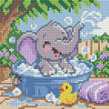 Miniatyrbild: En liten elefant i ett skumbad med en gul badanka och gröna växter bakom