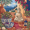 Miniatyrbild: Förhandsbild: buddhastaty på terrakottatrappa bland blåvita krukor med by och hav bakom