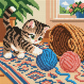Miniatyrbild: Randig kattunge med blå och röda garnnystan på matta framför en flätad korg