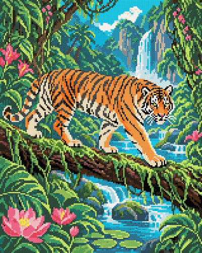 Förhandsbild av diamantmönstret: tiger på en mossig trädstam bland gröna blad och rosa blommor vid ett vattenfall