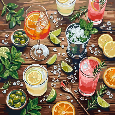 Cocktailit ja sitrusviipaleet numeromaalaus. Juomat, yrtit ja jääpalat puisella pöydällä.