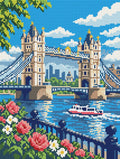 Miniatyrbild: Förhandsvisning: Tower Bridge och en vit båt, med rosa och vita blommor i förgrunden