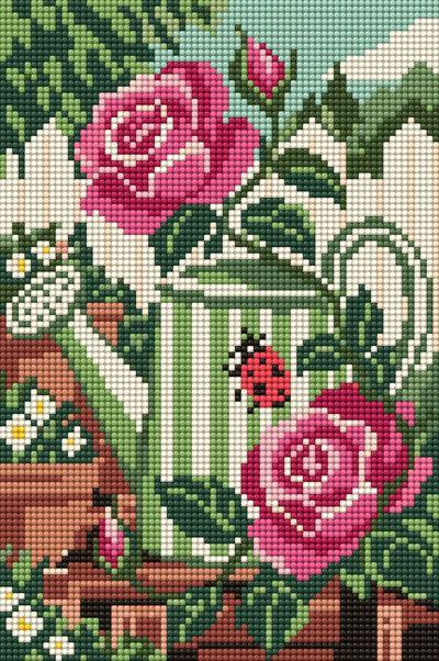 Diamond painting-motiv med en grönrandig vattenkanna med en nyckelpiga bland rosa rosor